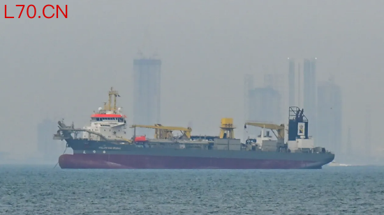 多艘商船在阿联酋沿海抛锚停泊。