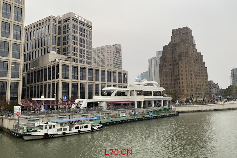 邮轮状外形的虹书舫,旁边仍保留海事码头,背后则是北外滩地标之一上海大厦。(佟鑫拍摄)