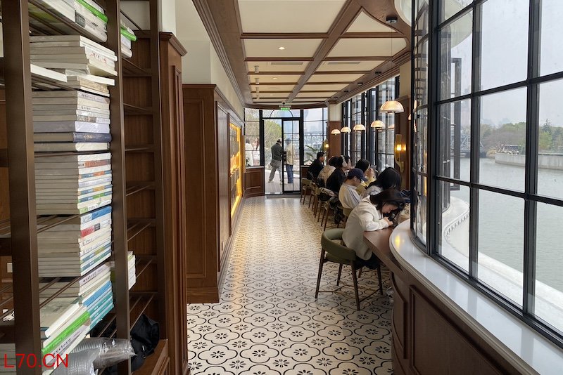 二层面对江景自习的读者们(佟鑫拍摄)