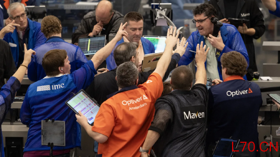 2026 年 3 月 31 日，交易员在芝加哥期权交易所（Cboe）的标普期权交易场内发出报价信号。当日，因美国总统特朗普与伊朗总统佩泽什基安均释放让步意愿以结束战争，美国股市大幅飙升。