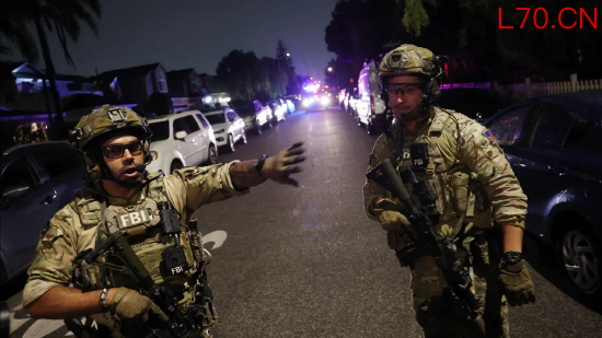 2026 年 4 月 26 日凌晨，加州托伦斯市，联邦调查局战术人员在嫌疑人住所附近清理调查现场，准备撤离。